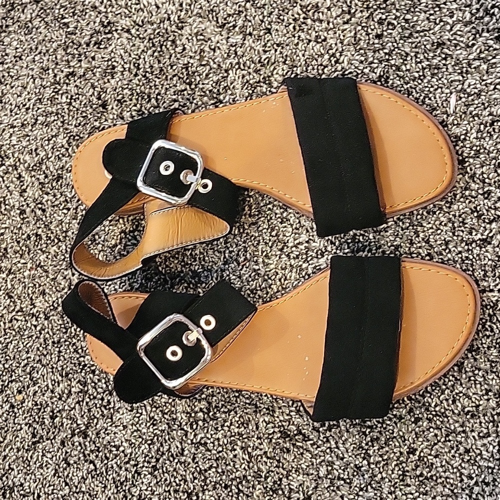 🦩 3 for $25 Black buckle sandals